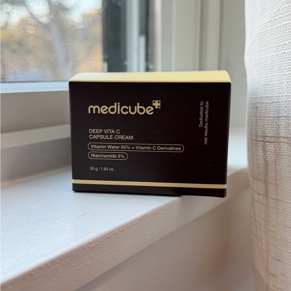 Medicube Deep Vita C Capsule Cream - Black & Cream